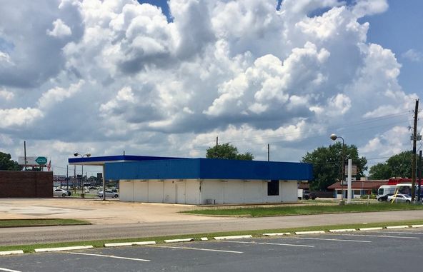 McCann Retail Building: 1026 McCann Road, Longview, TX 75601